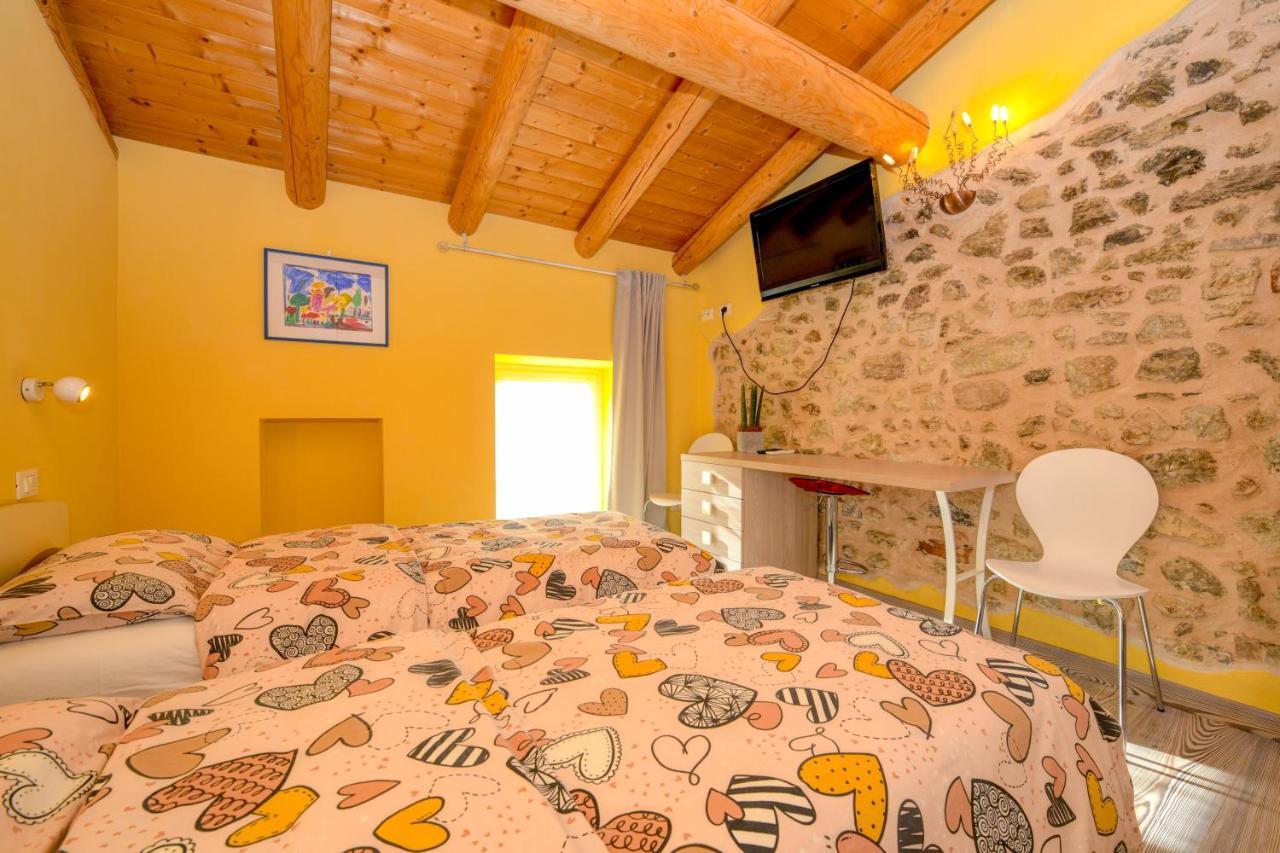Casa Nel Borgo - Il Gufo Apartment Tremosine Bagian luar foto